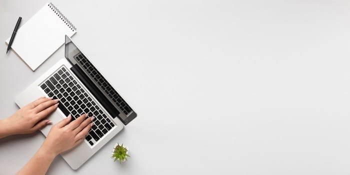 Imagem representando o conceito de marketing de conteúdo, com gráficos e elementos visuais que ilustram a conversão de visitantes em clientes.